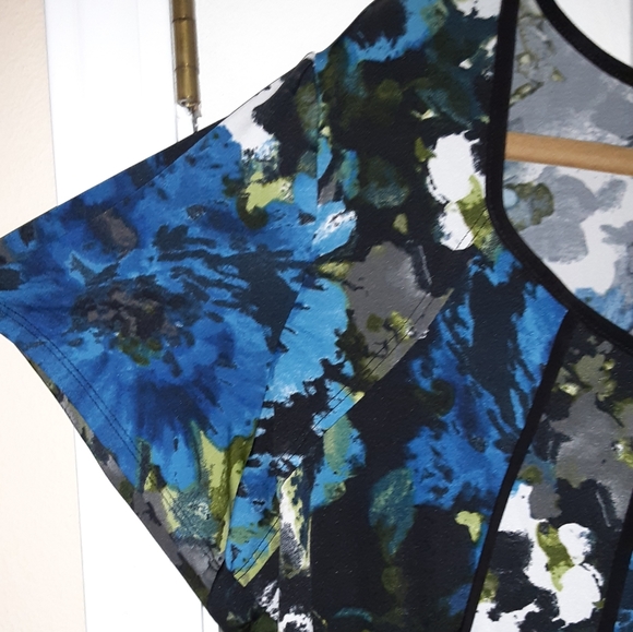 1X Jaclyn Smith Floral Godet Panel Short-sleeve Blouse in Blue, Green, & Black - Picture 4 of 5
